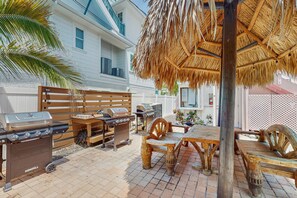 Outdoor dining - Freshly Remodeled Island Suite w/ Pool & Pet Friendly (Anna Maria)