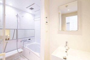 Badewanne, Haartrockner, Handtücher