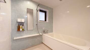 Tina, secadora de cabello, toallas, jabón