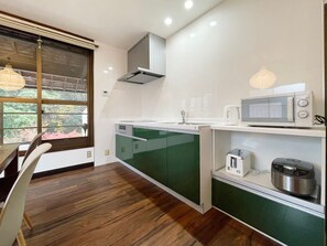 Kjøleskap, mikrobølgeovn, kokeplater og kjøkkenutstyr