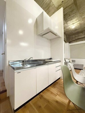 Fridge, microwave, stovetop, cookware/dishes/utensils