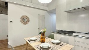 Una cocina moderna con zona de comedor.