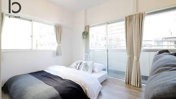 Tabla de planchar con plancha, wifi y ropa de cama
