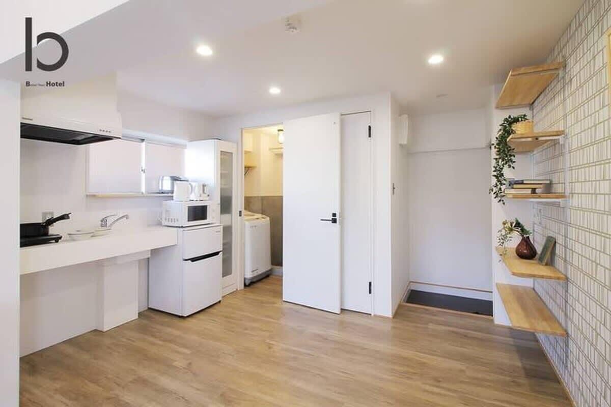 Køleskab, mikrobølgeovn, kogeplade, køkkentøj/tallerkener/redskaber