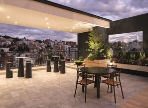 Outdoor dining - Apartment of 80 m2 large private terrace - Near Republica del Salvador (Quito)