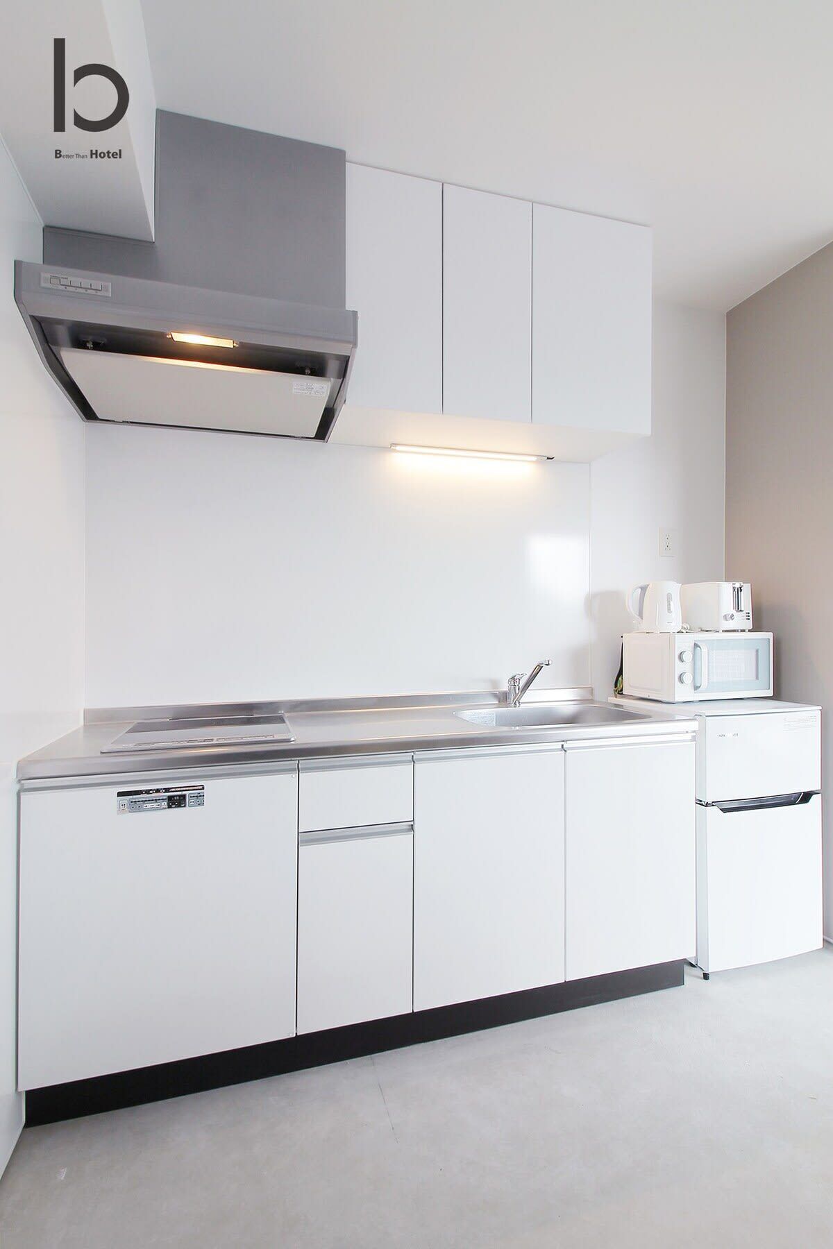 Frigorífico, microondas, placa de cocina y utensilios de cocina