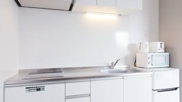 Frigorífico, microondas, placa de cocina y utensilios de cocina