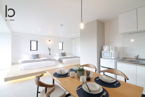 Tabla de planchar con plancha, wifi, ropa de cama