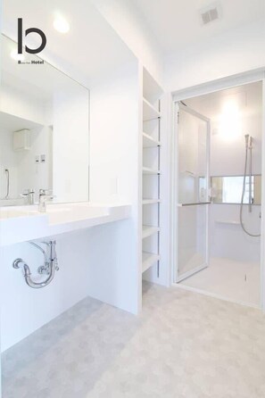 Bathtub, hair dryer, towels - b hotel 601 Premium City View Apartment (Hiroshima City)