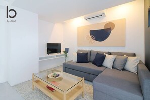 TV, offices - b hotel 601 Premium City View Apartment (Hiroshima City)