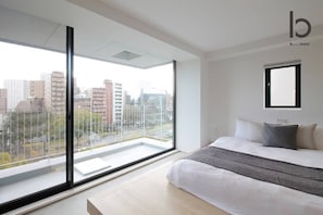 Tabla de planchar con plancha, wifi y ropa de cama 