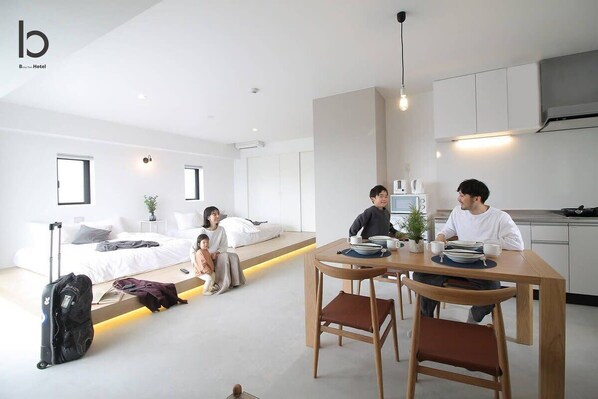 Tabla de planchar con plancha, wifi, ropa de cama