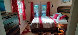 2 chambres, bureau, fer et planche à repasser, lit de bébé portatif