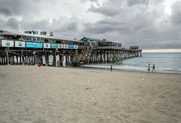 Ranta lähistöllä, aurinkotuoleja, rantapyyhkeitä