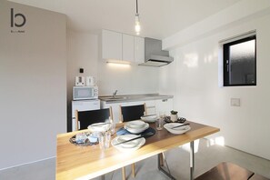 Jääkaappi, mikroaaltouuni, liesi, keittoastiat/astiat/ruokailuvälineet