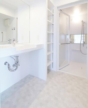 Badewanne, Haartrockner, Handtücher