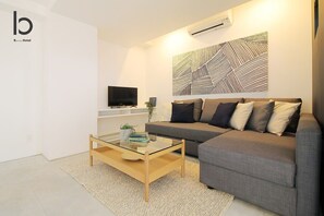 TV, offices - b hotel 801 Premium City View Apartment (Hiroshima City)