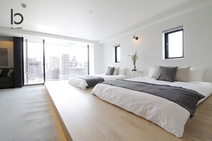 Tabla de planchar con plancha, wifi, ropa de cama