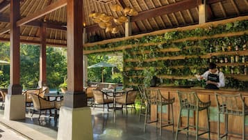 Bar junto a la piscina