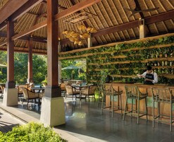 Bar junto a la piscina
