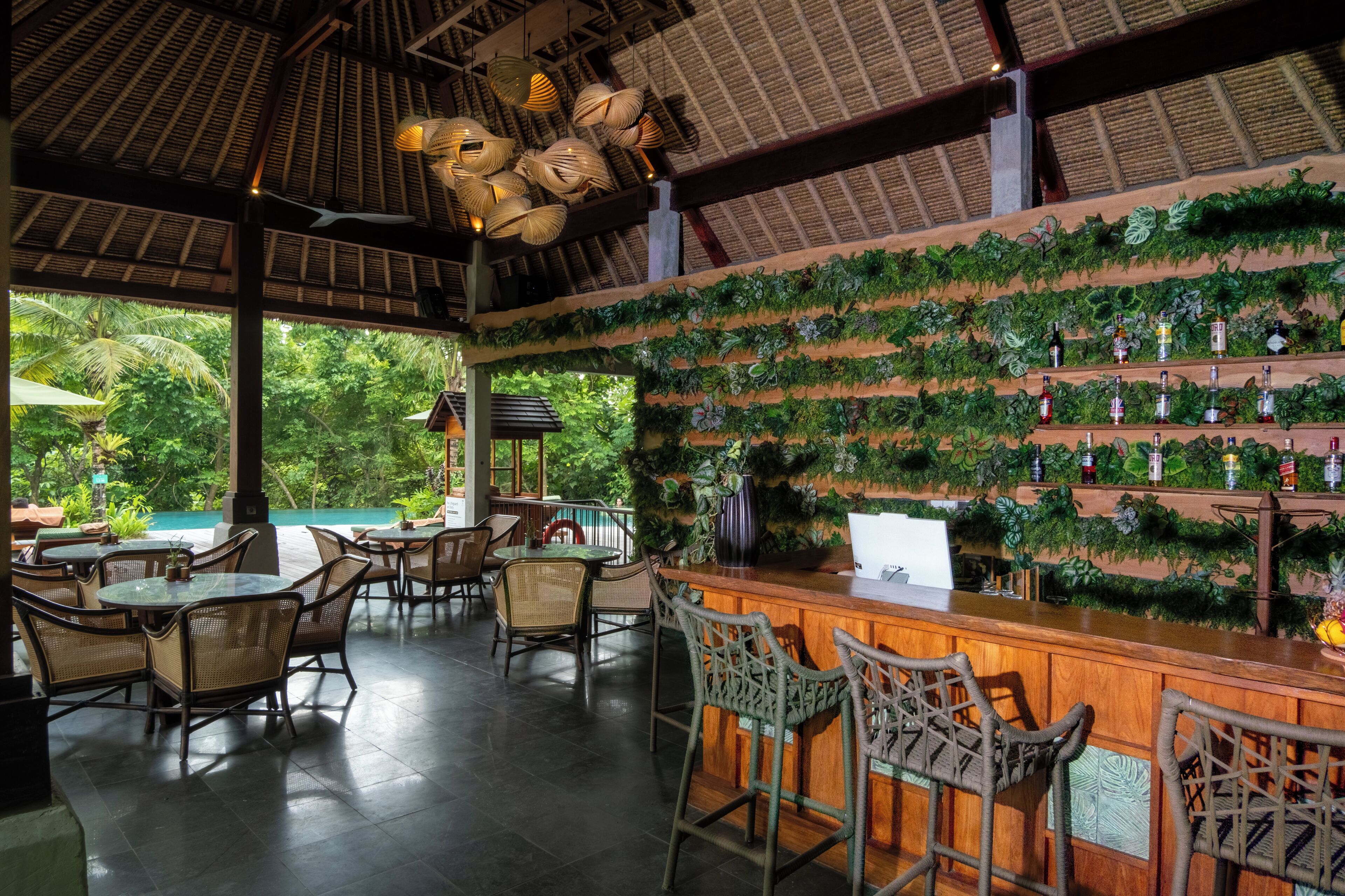 Bar junto a la piscina