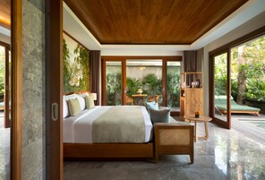 Minibar con artículos gratuitos, caja fuerte, decoración individual