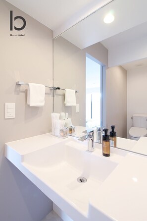 Badewanne, Haartrockner, Handtücher, Seife