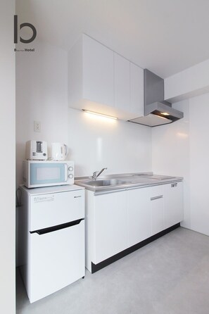 Fridge, microwave, stovetop, cookware/dishes/utensils - b hotel 901 Premium City View Apartment (Hiroshima City)