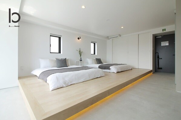 Tabla de planchar con plancha, wifi y ropa de cama 