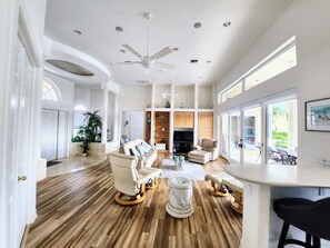 Smart TV, fireplace, ping pong, books - DIRECT SAIL BOATS -GULF Access 5 bedroom 3 bath , Villa stunning View, sleep 11 (Cape Coral)