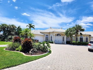Exterior - DIRECT SAIL BOATS -GULF Access 5 bedroom 3 bath , Villa stunning View, sleep 11 (Cape Coral)