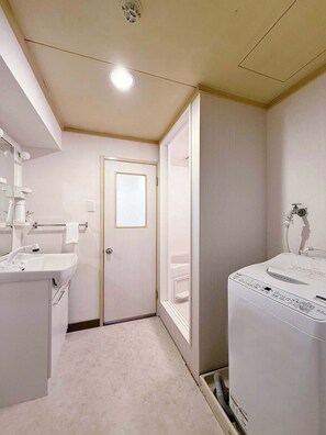 Bathtub, hair dryer, towels - Spacious 3BR Apt for 9 ppl near PeacePark (Hiroshima City)