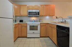 Fridge, microwave, oven, stovetop - MINI-WEEKS IN SWEET POOL COMMUNITY CONDO, 1203 The Palms, Rehoboth Beach, DE (Rehoboth Beach)