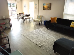 Smart TV, books - SEASCAPE COZY BEACH HOME 1/2MI. TO OCEAN! SLEEPS 6-Fenced Backyard (Naples)