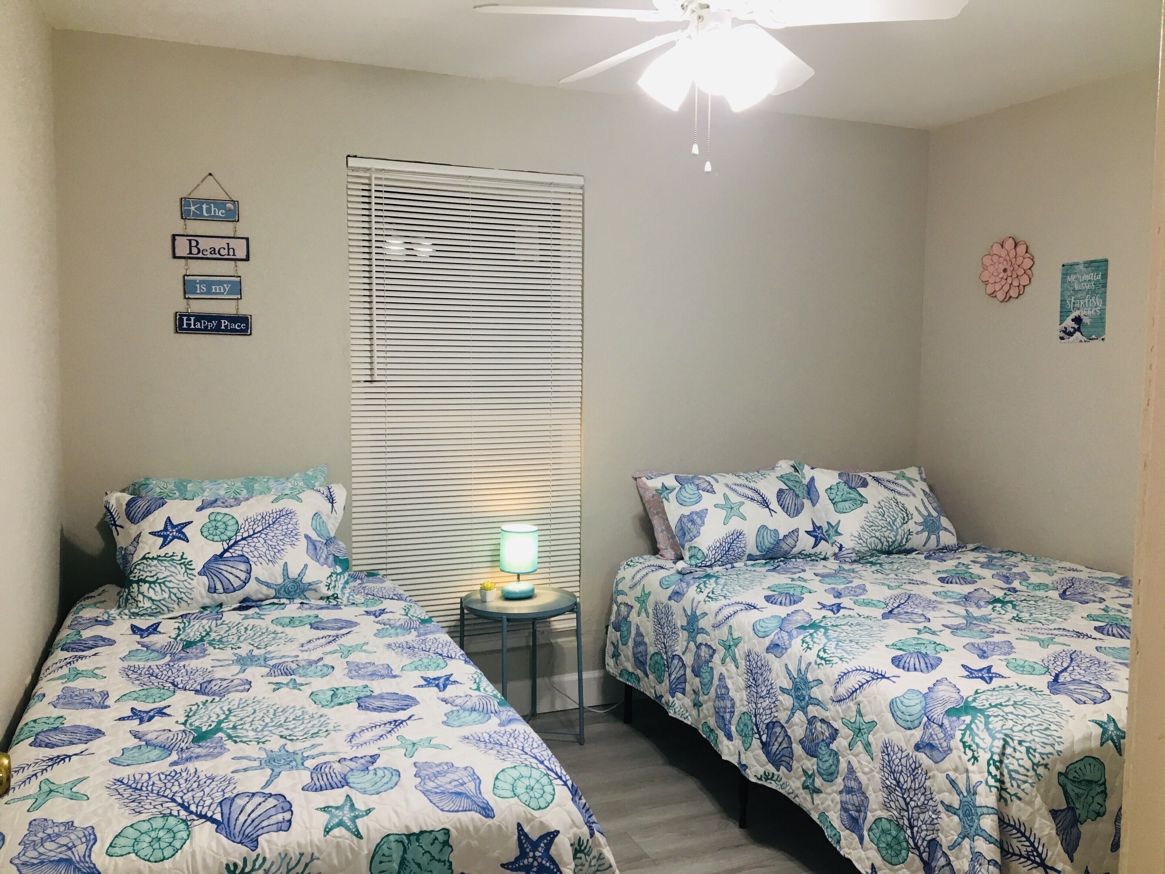 2 habitaciones, tabla de planchar con plancha y cuna de viaje 