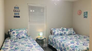 2 habitaciones, tabla de planchar con plancha y cuna de viaje