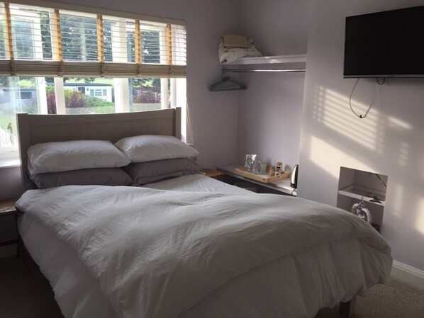 3 bedrooms, iron/ironing board, WiFi, bed sheets - Beautiful 3-Bed House in Ramsgate (Ramsgate)