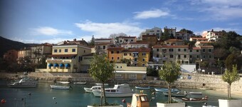 2 Bed House - Sleeps 4 - HotTub - Garden - Parking