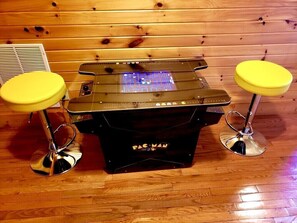 Games room - 5 Min to Gatlinburg! Nice Views! Hot Tub! 2 King Suites! Book Now! (Gatlinburg)