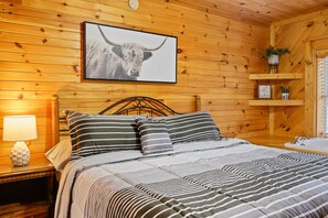 2 bedrooms, iron/ironing board, free WiFi, bed sheets - 5 Min to Gatlinburg! Nice Views! Hot Tub! 2 King Suites! Book Now! (Gatlinburg)