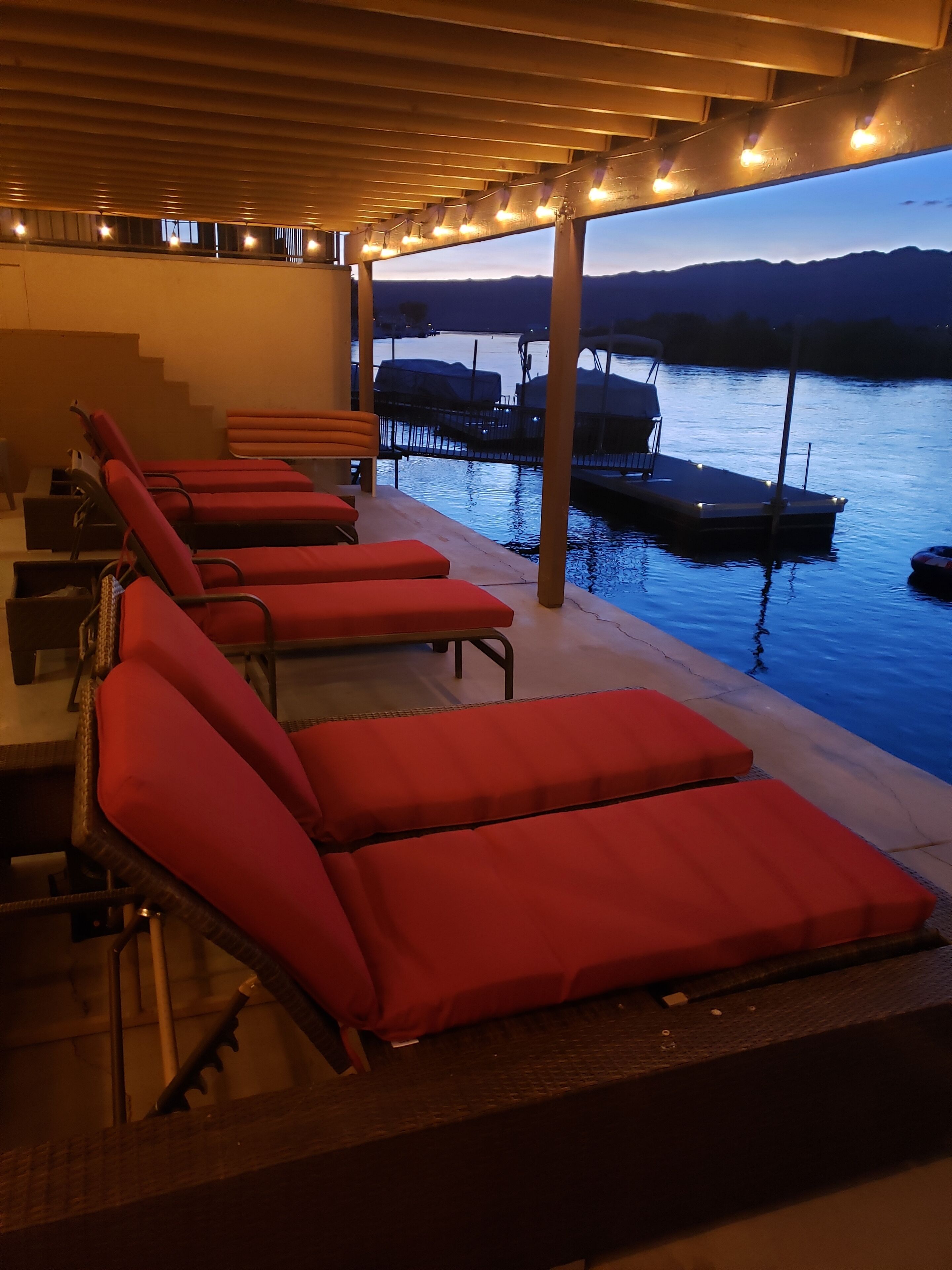 RIVER HOUSE - WATERFRONT RETREAT W/RELAXING DECKS - ONLY 8 MINS FROM LAUGHLIN