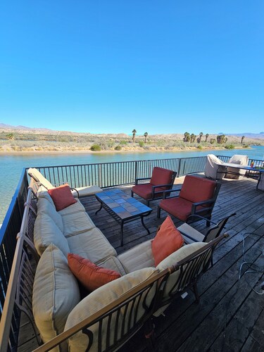RIVER HOUSE - WATERFRONT RETREAT W/RELAXING DECKS - ONLY 8 MINS FROM LAUGHLIN