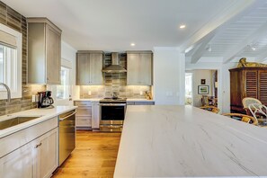 Fridge, microwave, stovetop, dishwasher