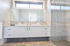 Nhà Cao cấp | Phòng tắm | Máy sấy tóc, khăn tắm, xà phòng, dầu gội 