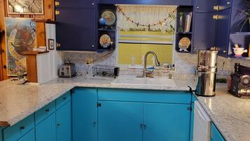 Een koelkast, een oven, een kookplaat, een vaatwasser