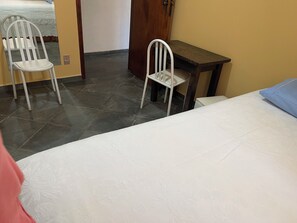 2 habitaciones, escritorio, tabla de planchar con plancha y wifi gratis