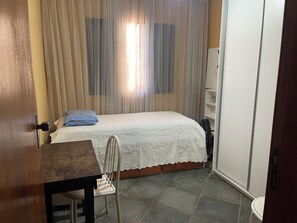 2 slaapkamers, een bureau, een strijkplank/strijkijzer, gratis wifi