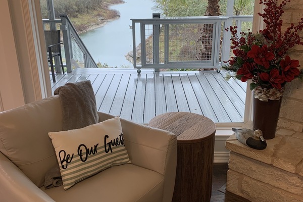 Smart TV, caminetto, videogiochi, lettore DVD