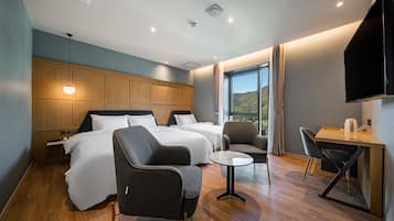 Habitación Deluxe con 2 camas individuales | Ropa de cama de alta calidad, edredón, escritorio y insonorización