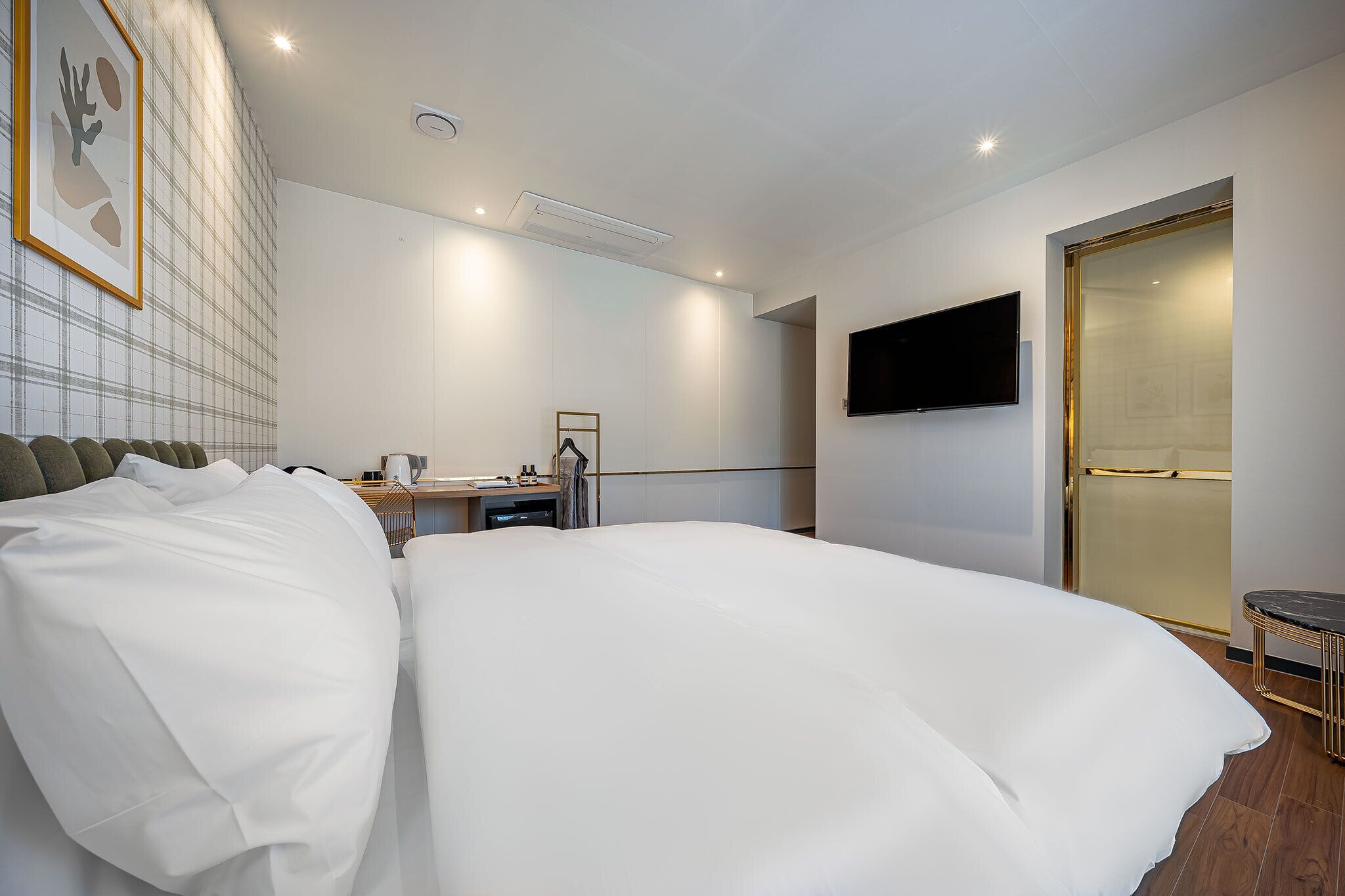 deluxe double room | premium bedding, down duvets, desk, soundproofing